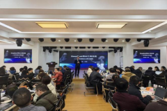 <b>取参会人员进行互动交</b>